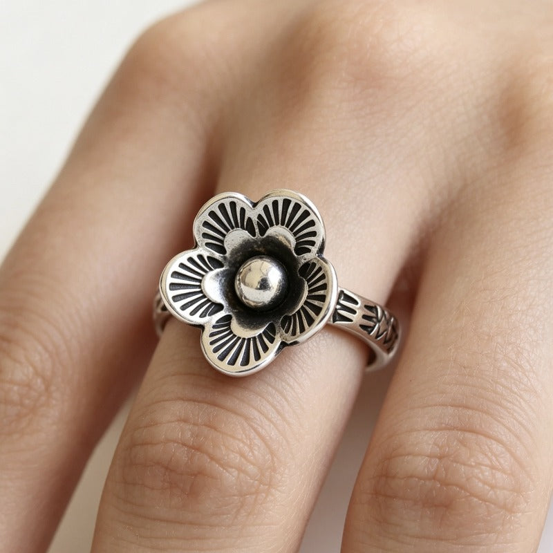 Minimalistisk retroring med blomma