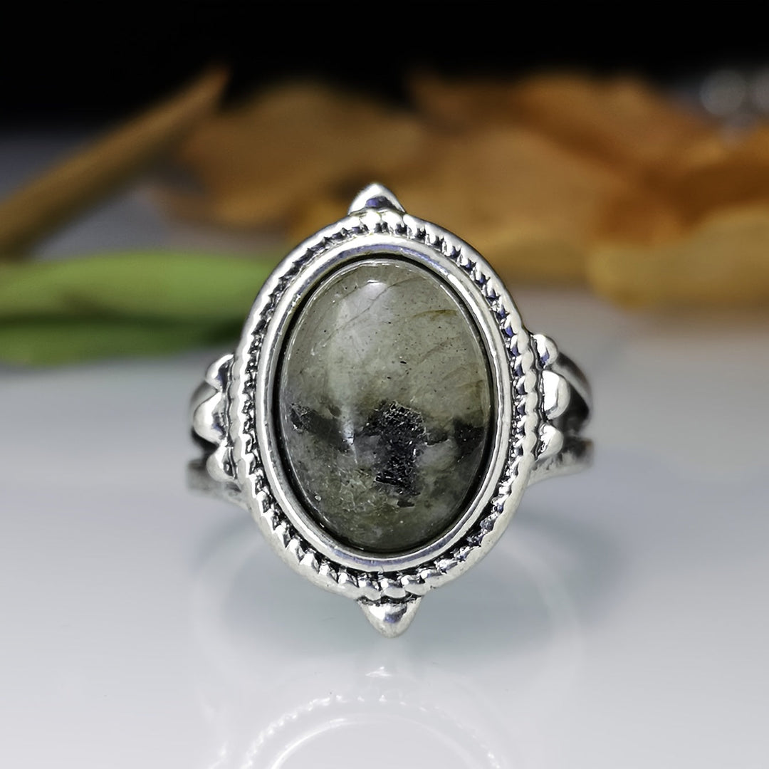 Vintageinspirerad ring med grön sten