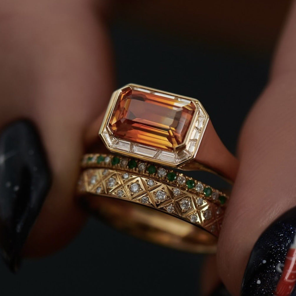 Vintageinspirerat ringset i guldton med färgade stenar