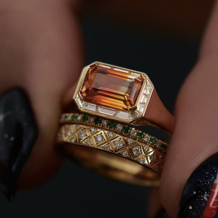 Vintageinspirerat ringset i guldton med färgade stenar