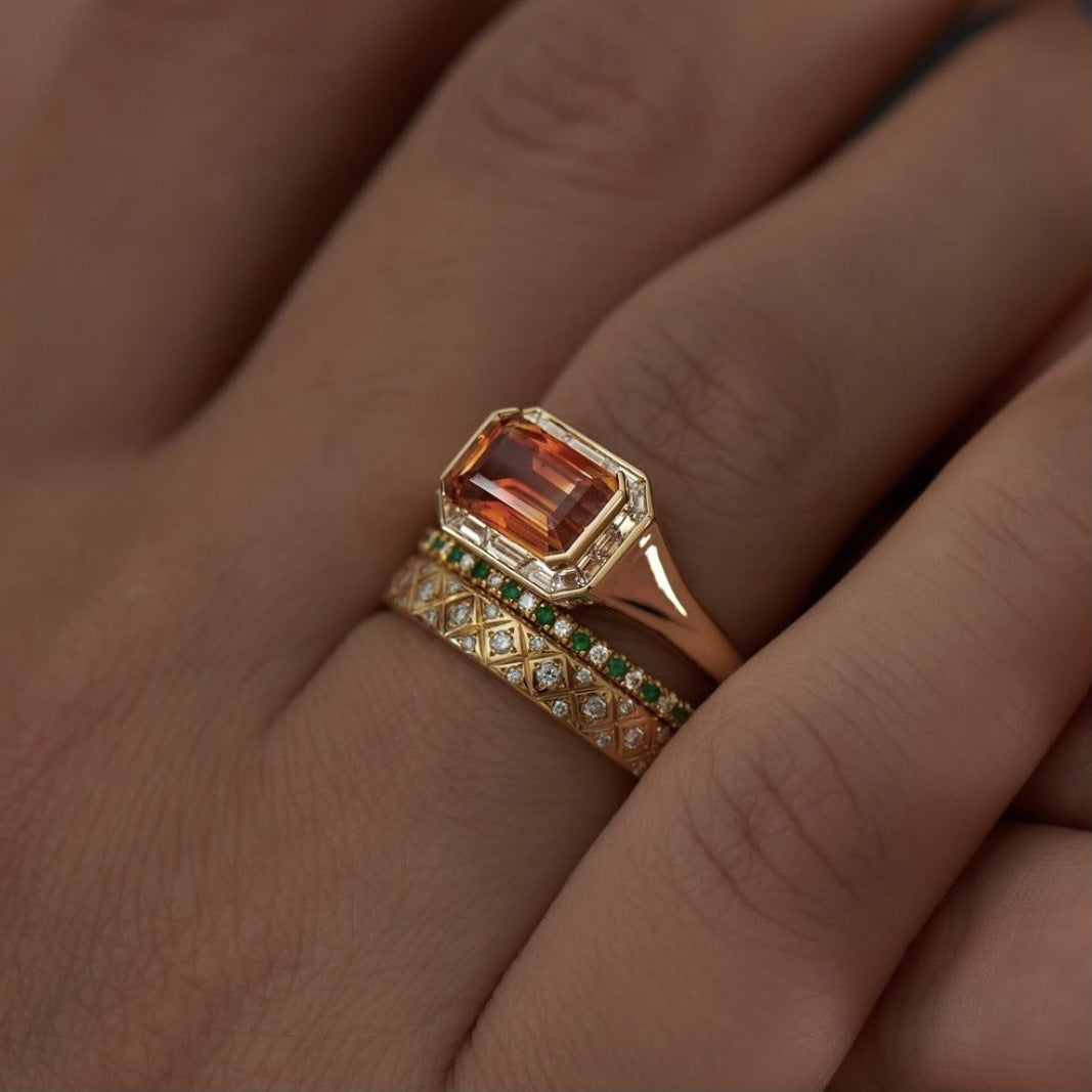 Vintageinspirerat ringset i guldton med färgade stenar