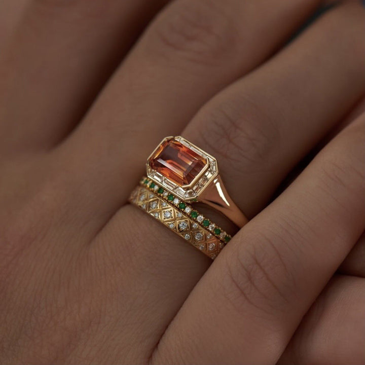 Vintageinspirerat ringset i guldton med färgade stenar