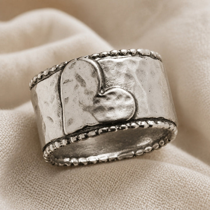 Bohemisk ring med hjärtdetalj