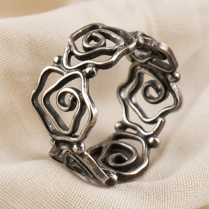 Vintageinspirerad ring med rosmotiv