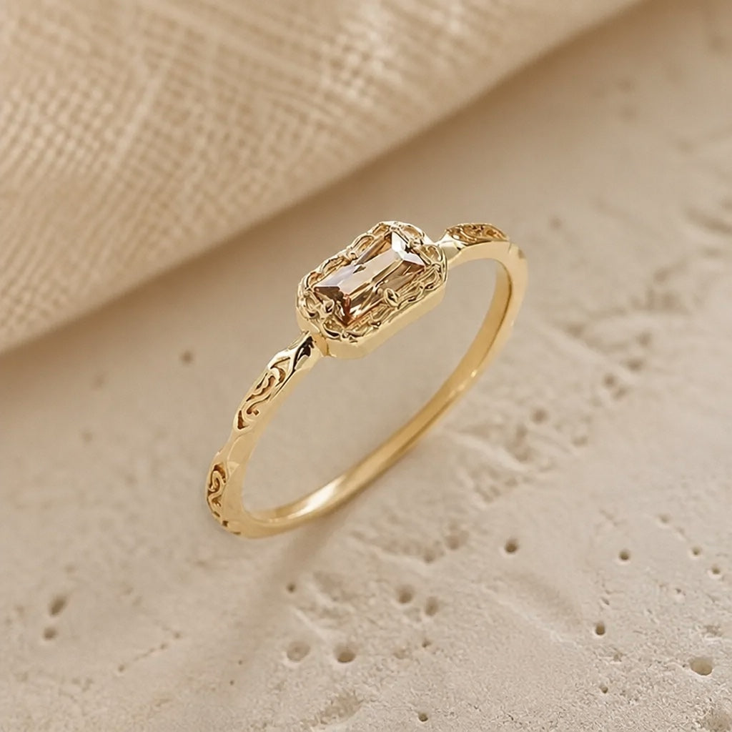 Vintageinspirerad guldring med zirkonia