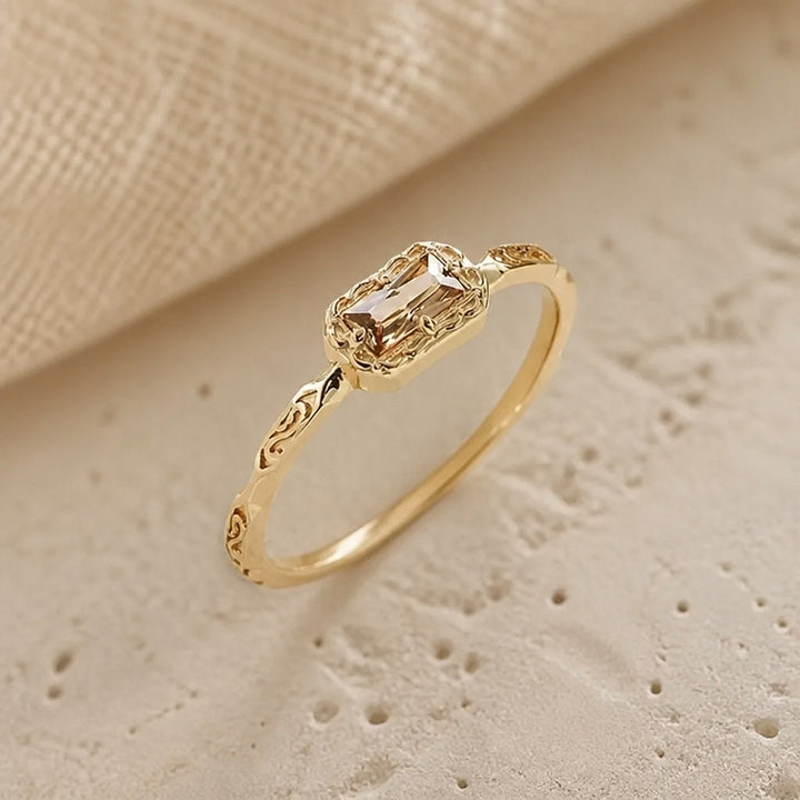 Vintageinspirerad guldring med zirkonia