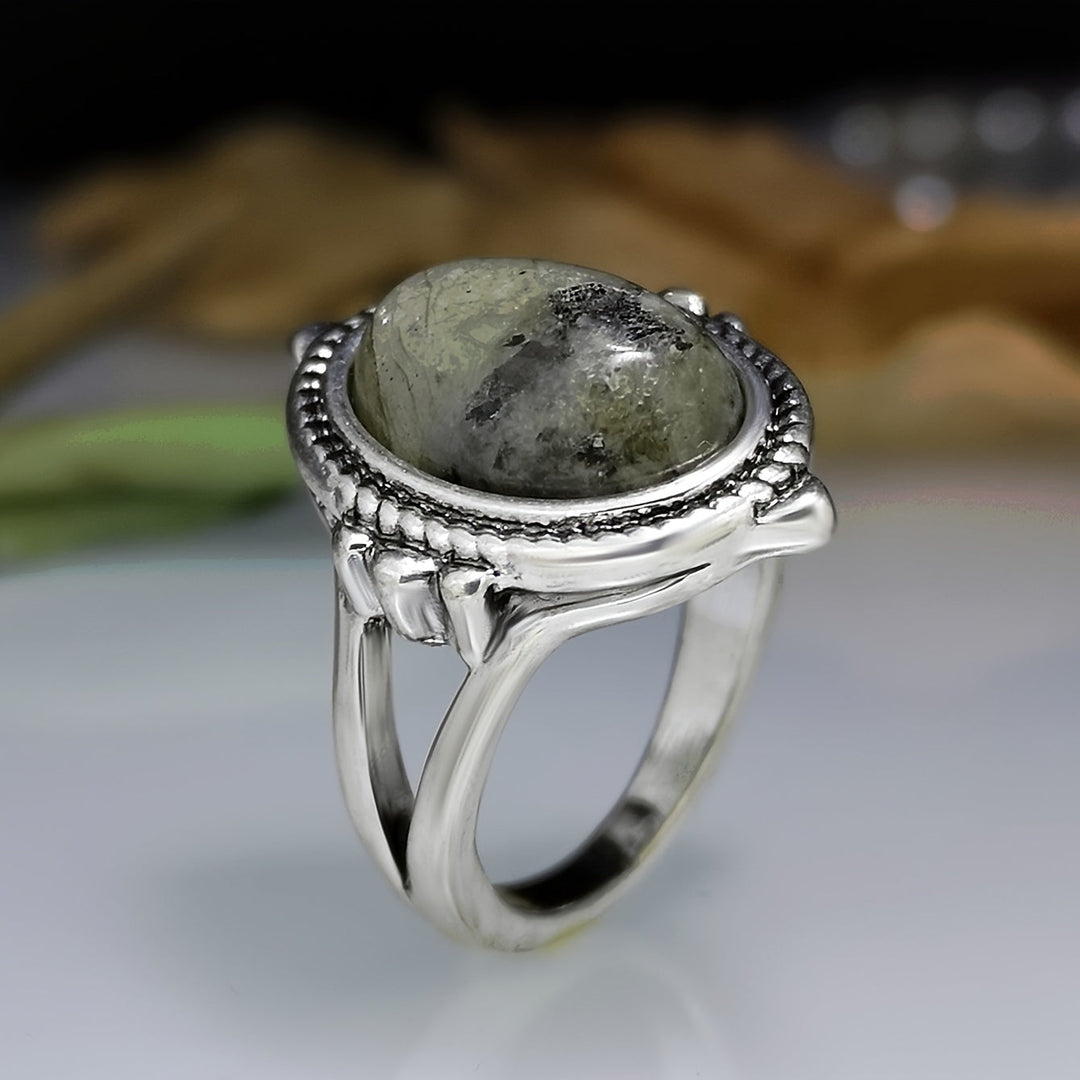 Vintageinspirerad ring med grön sten