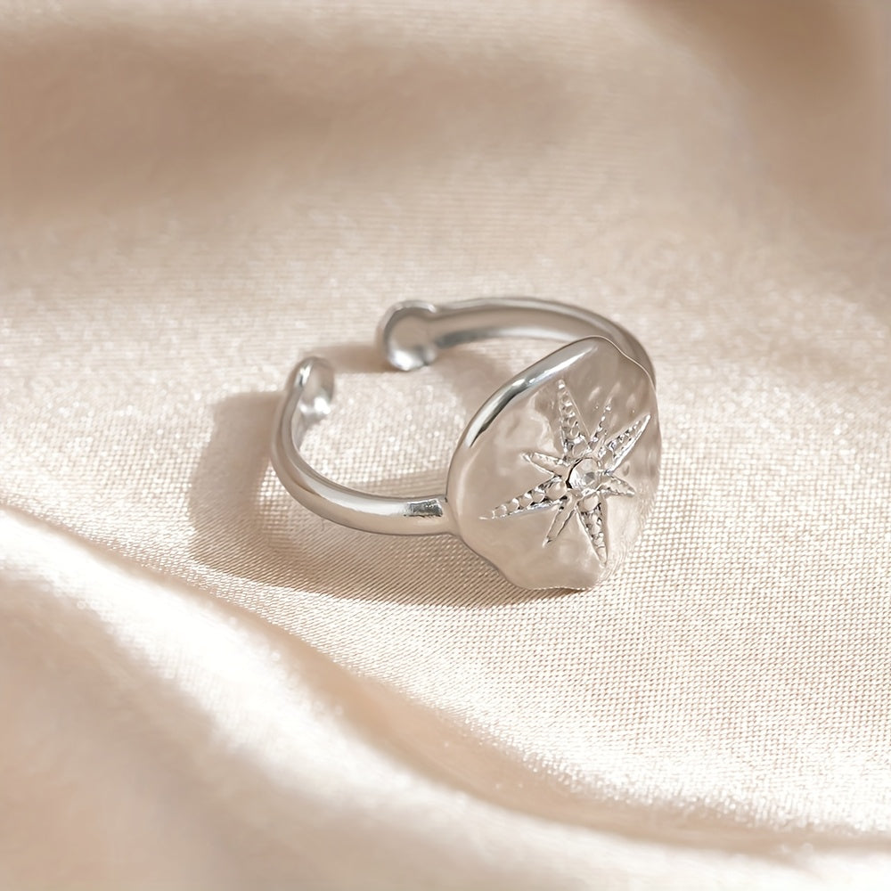 Retroinspirerad ring i guldton med stjärnmotiv