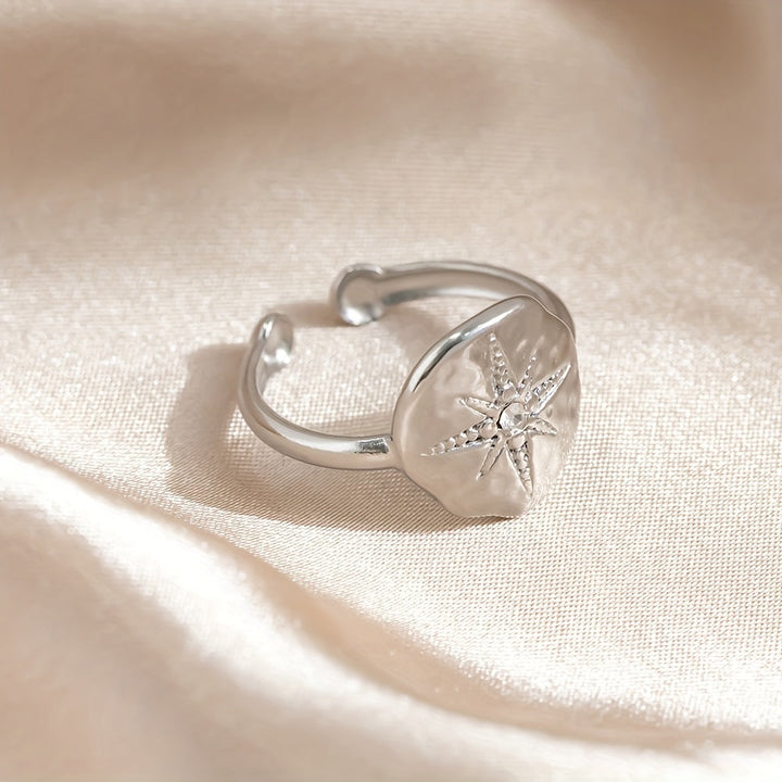 Retroinspirerad ring i guldton med stjärnmotiv