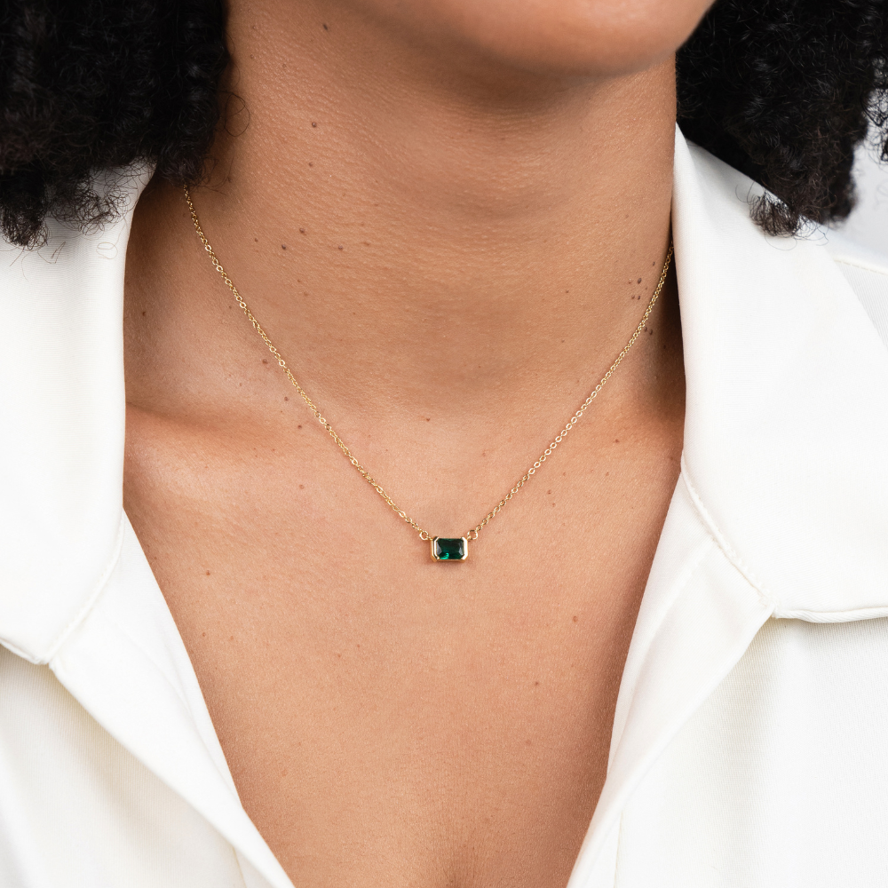Delikat Halsband med Smaragdgrön Sten