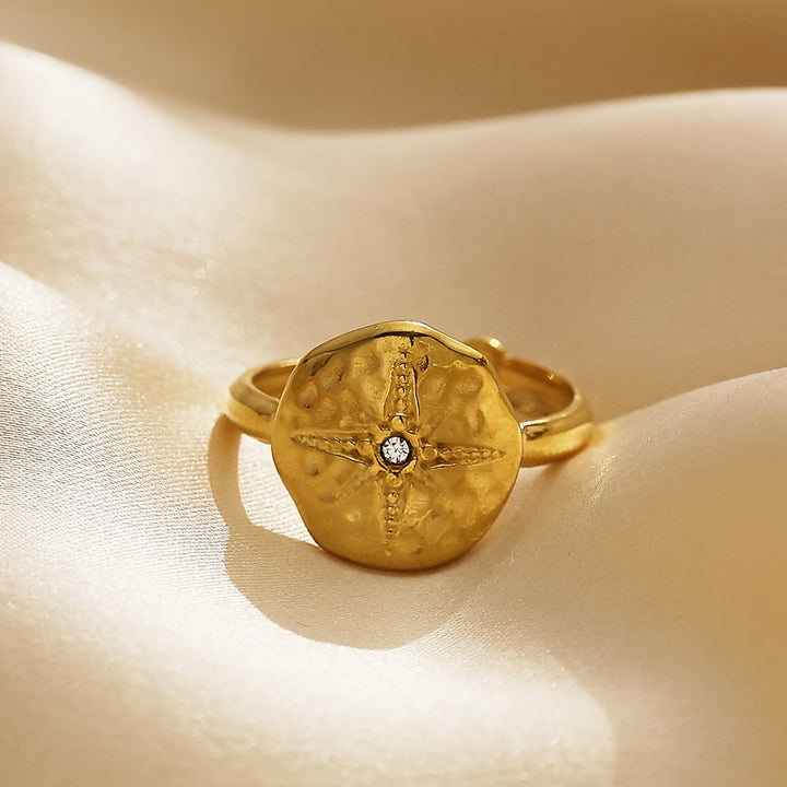 Retroinspirerad ring i guldton med stjärnmotiv