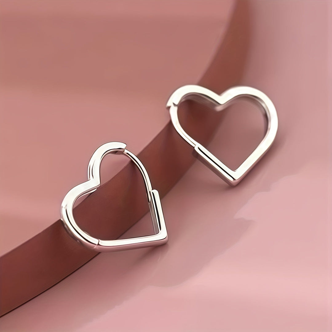 Hjärtformade Creolörhängen i Silverfärgad Finish