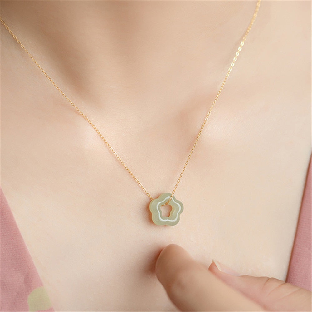 Blomhalsband med grön sten