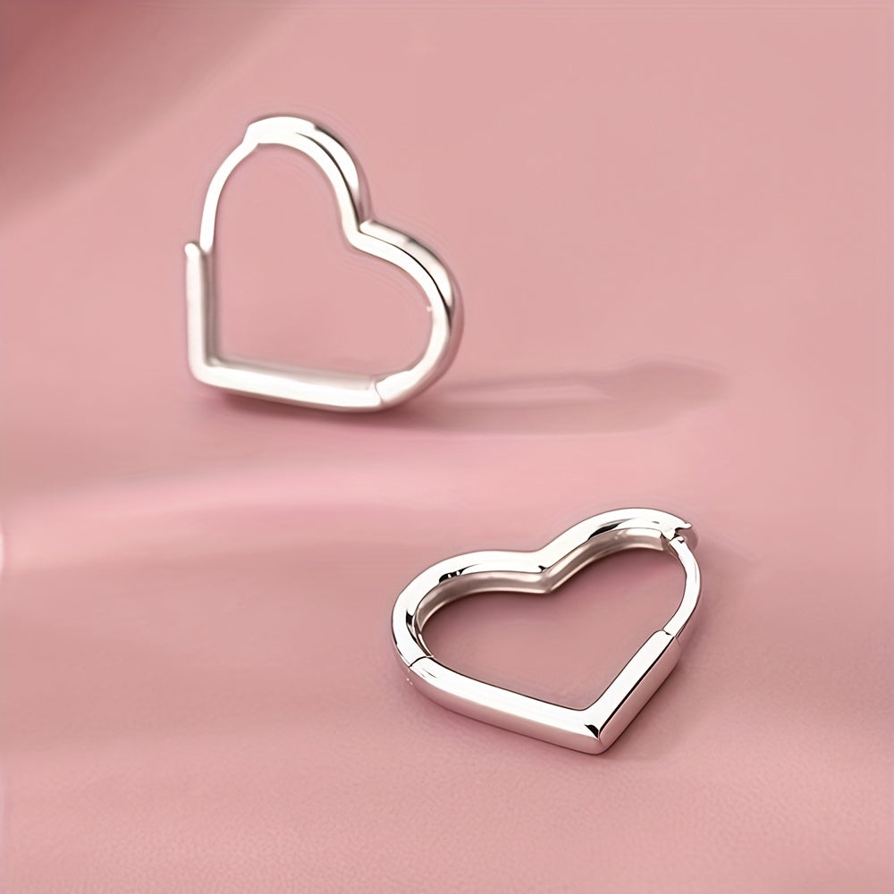 Hjärtformade Creolörhängen i Silverfärgad Finish