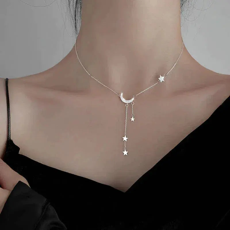Silverhalsband med Måne och Hängande Stjärnor