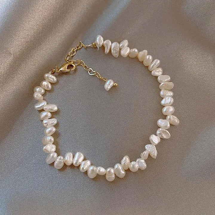 Liv Armband med Oregelbundna Pärldetaljer