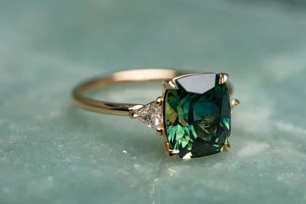 Seraphina Ring med Grön Kristall