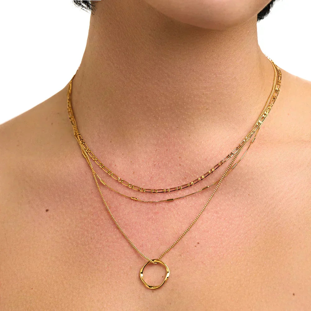Treradigt Halsband med Öppna Ringar
