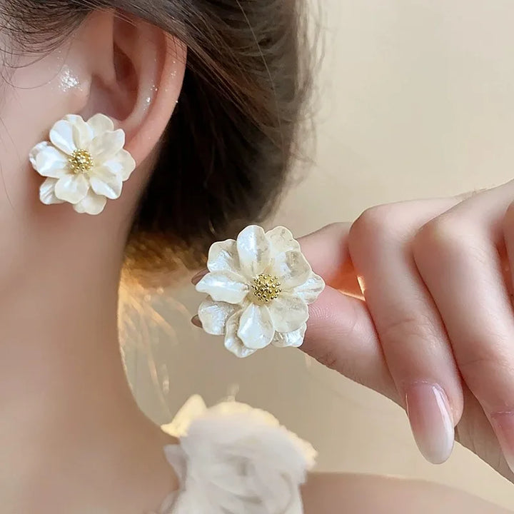 Chica Blomörhängen i Vit Akryl