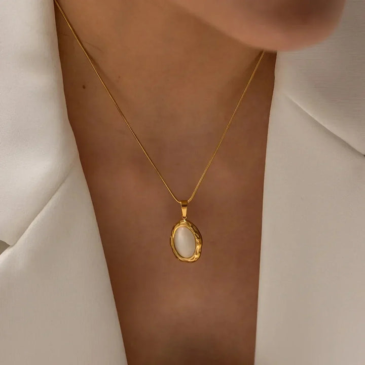 Guldpläterat Halsband med Oval Kattögonsten