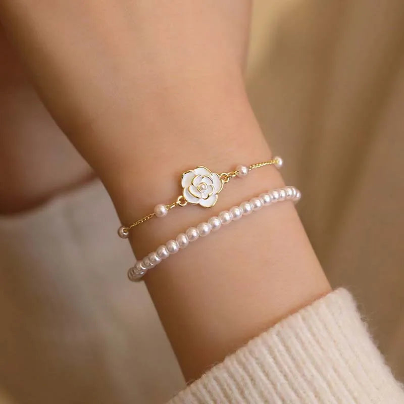 Pärlarmband med blomdetalj