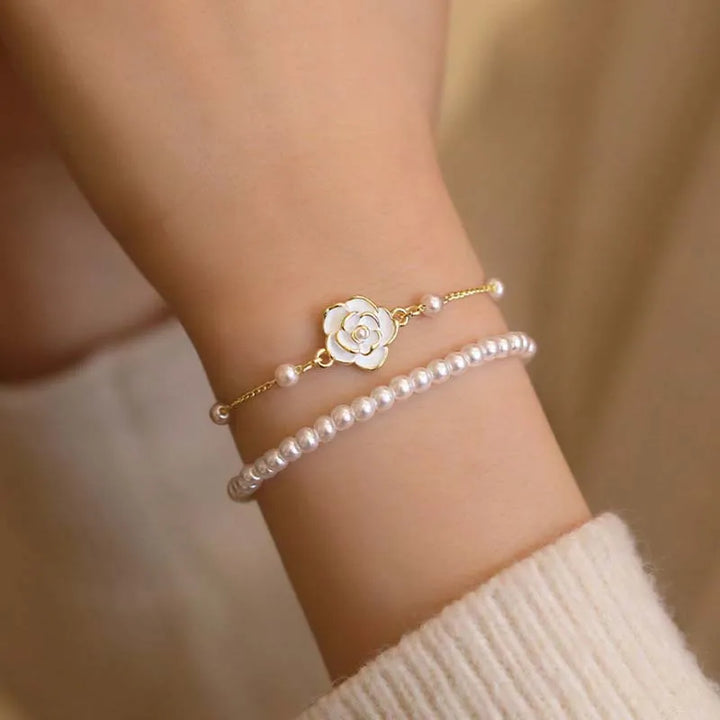 Pärlarmband med blomdetalj