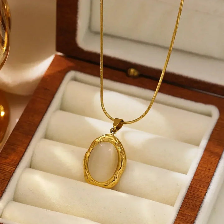 Guldpläterat Halsband med Oval Kattögonsten