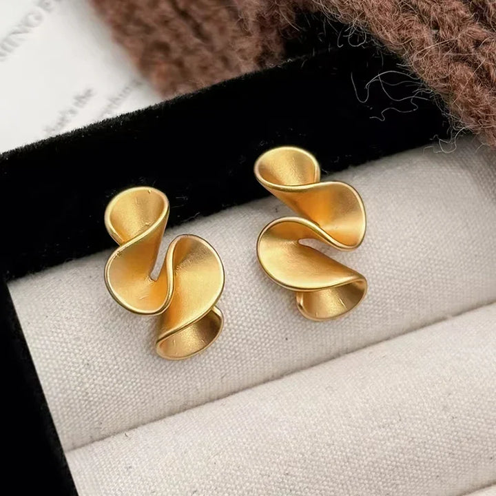 Skulpturala Blomörhängen i Guld- och Silverton