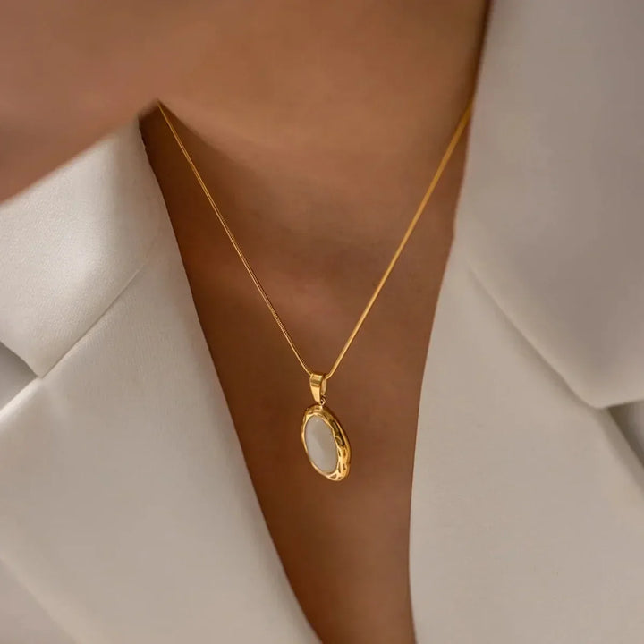 Guldpläterat Halsband med Oval Kattögonsten
