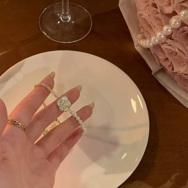 Pärlarmband med blomdetalj