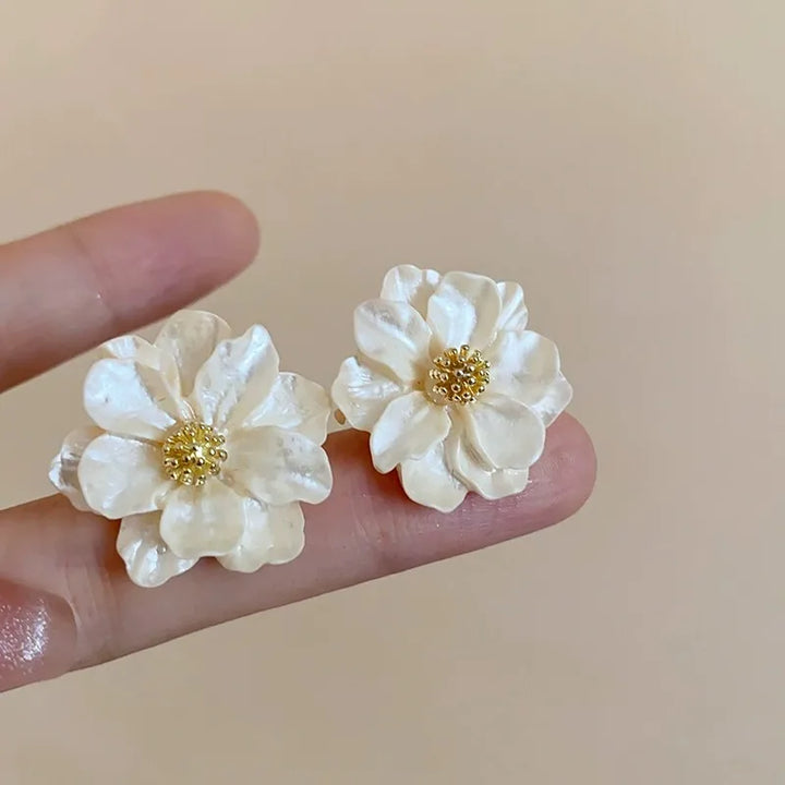 Chica Blomörhängen i Vit Akryl