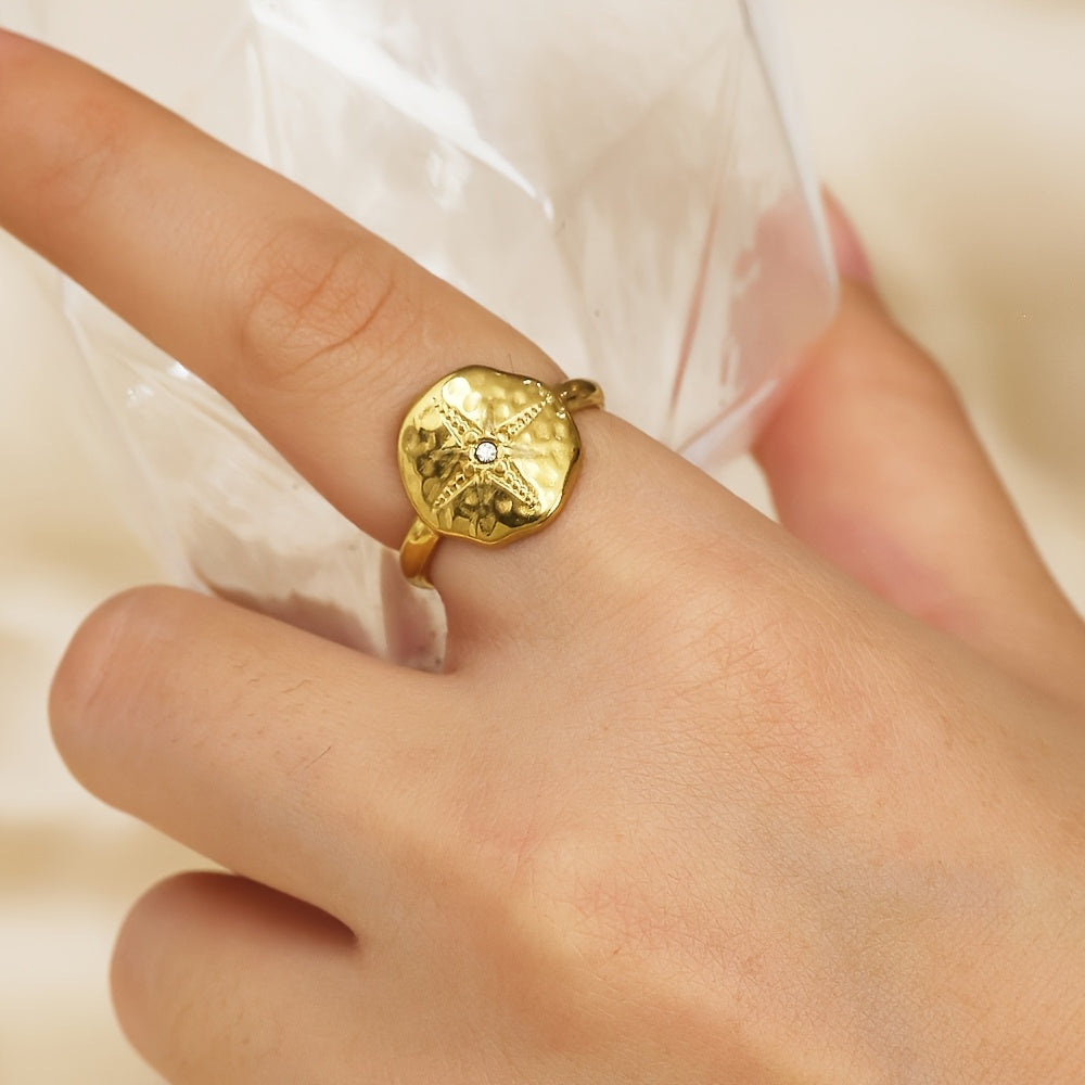 Retroinspirerad ring i guldton med stjärnmotiv