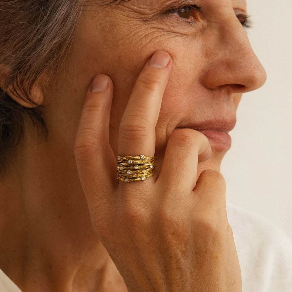 Ring med sammanflätade detaljer