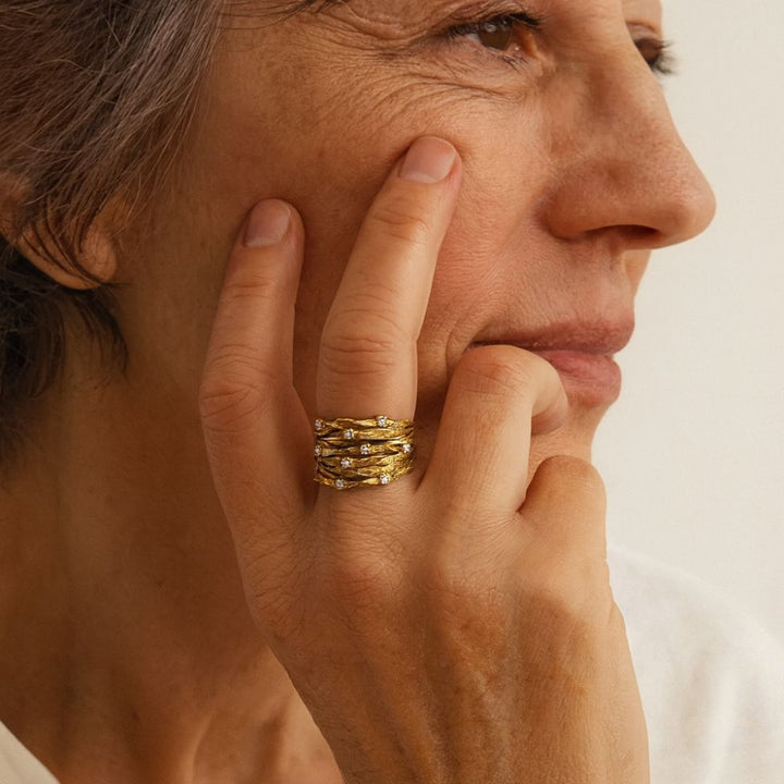 Ring med sammanflätade detaljer