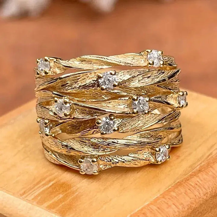 Ring med sammanflätade detaljer