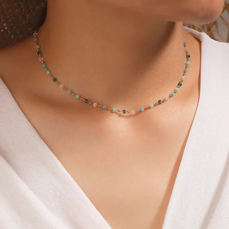 Guldpläterat Halsband med Färgglada Detaljer