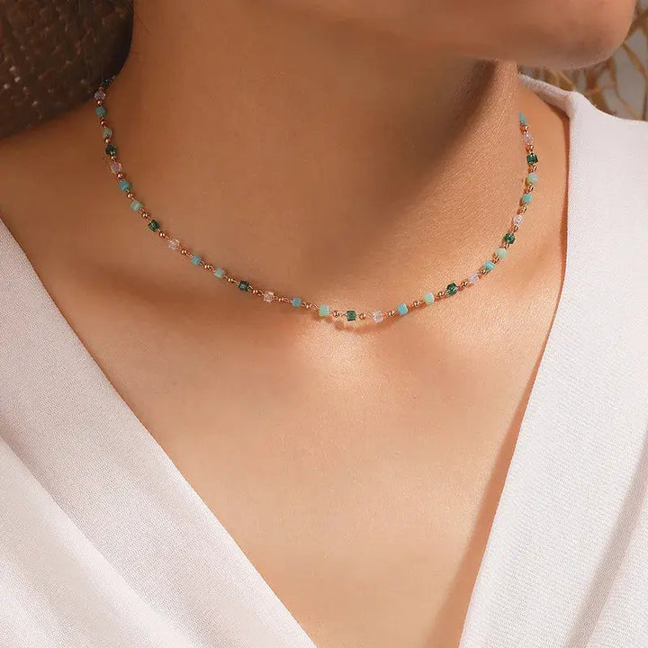Guldpläterat Halsband med Färgglada Detaljer