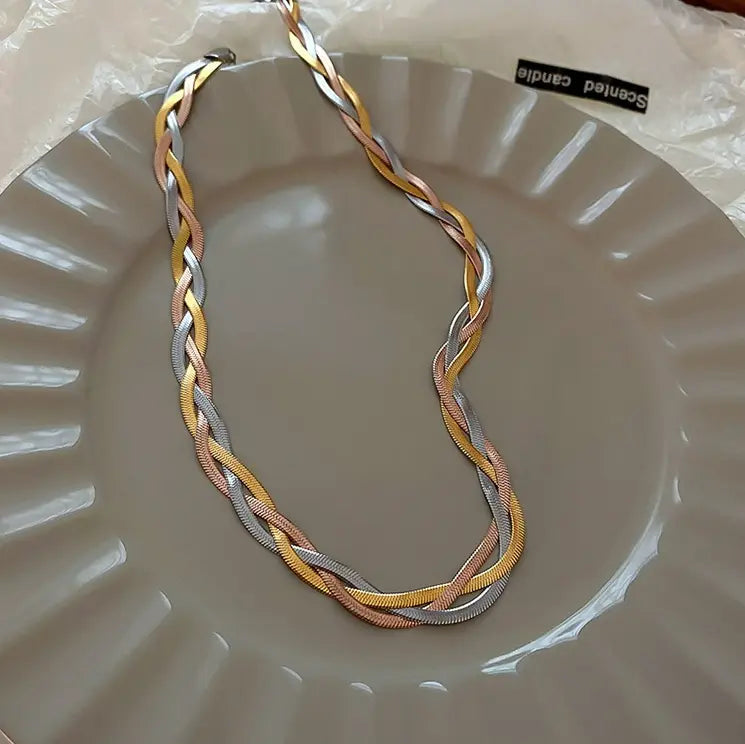 Elegant Flätat Halsband i Tretonad Design
