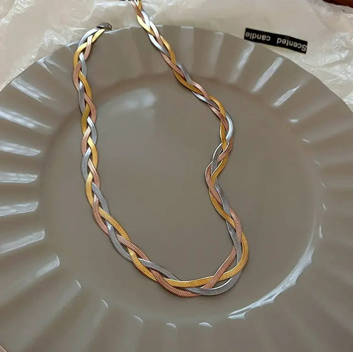 Elegant Flätat Halsband i Tretonad Design