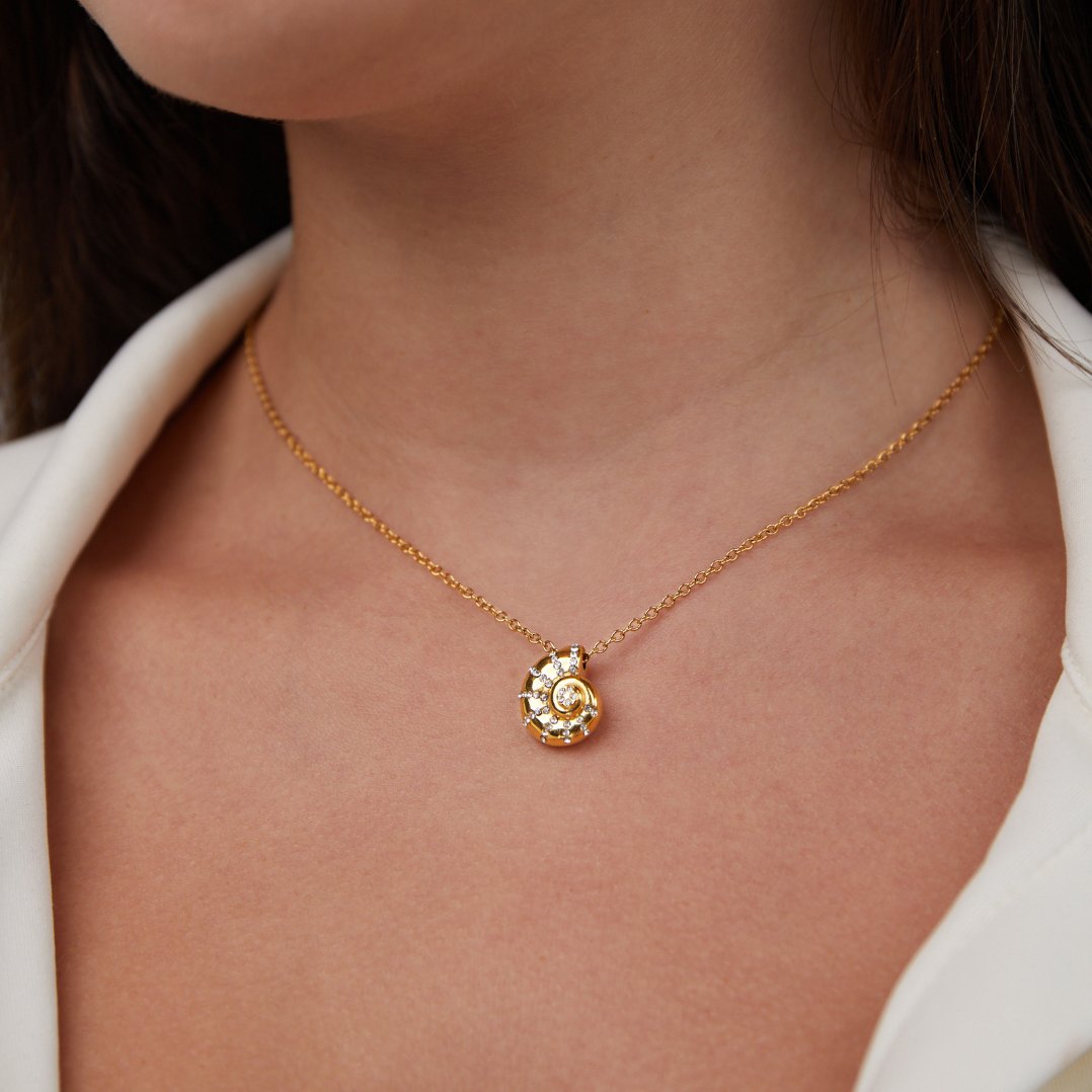 Halsband med Kristallprytt Snäckhänge