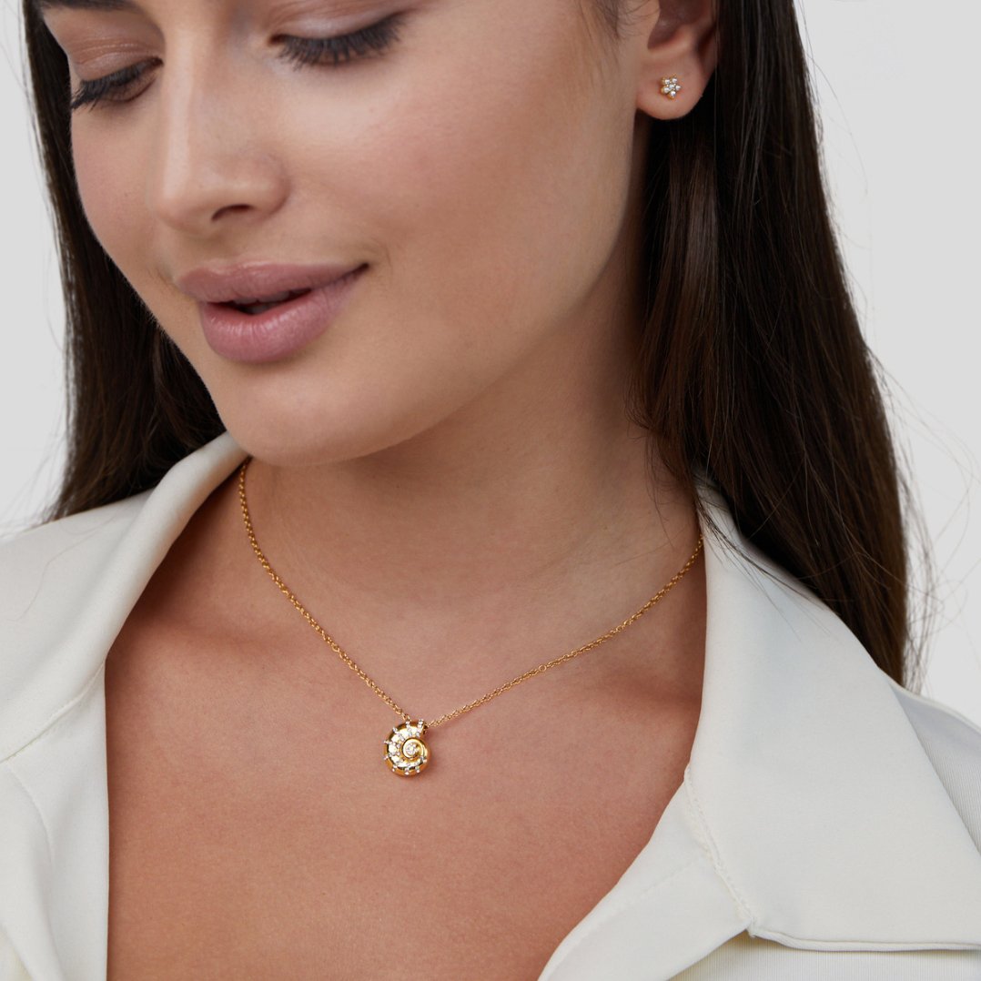 Halsband med Kristallprytt Snäckhänge