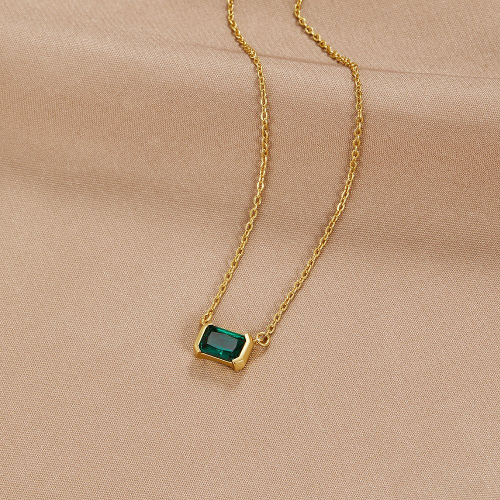 Delikat Halsband med Smaragdgrön Sten