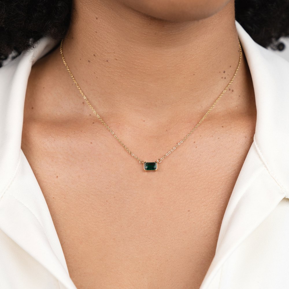 Delikat Halsband med Smaragdgrön Sten