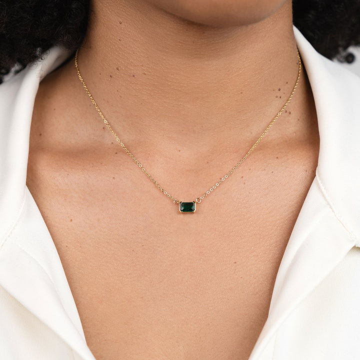 Delikat Halsband med Smaragdgrön Sten