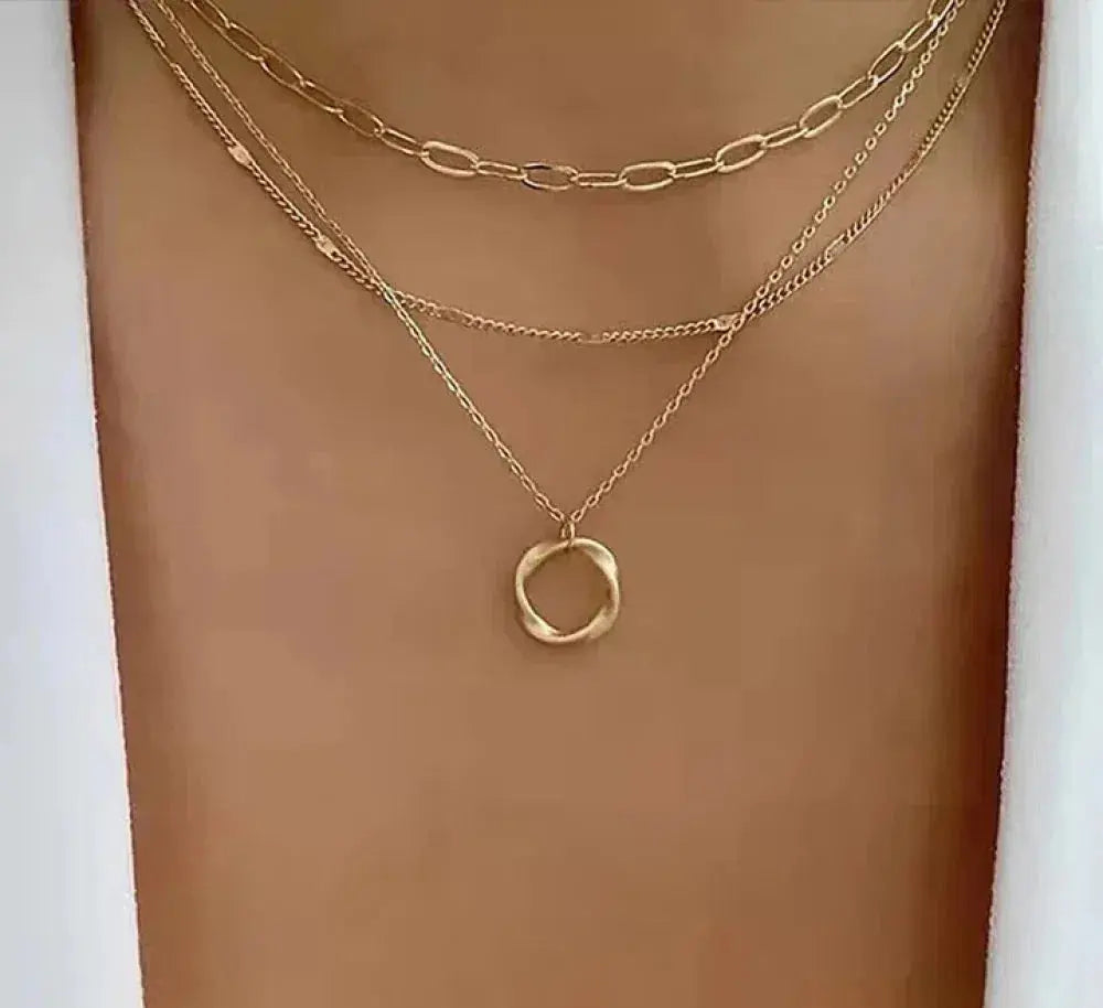 Saga Halsband i Tre Lager med Hänge