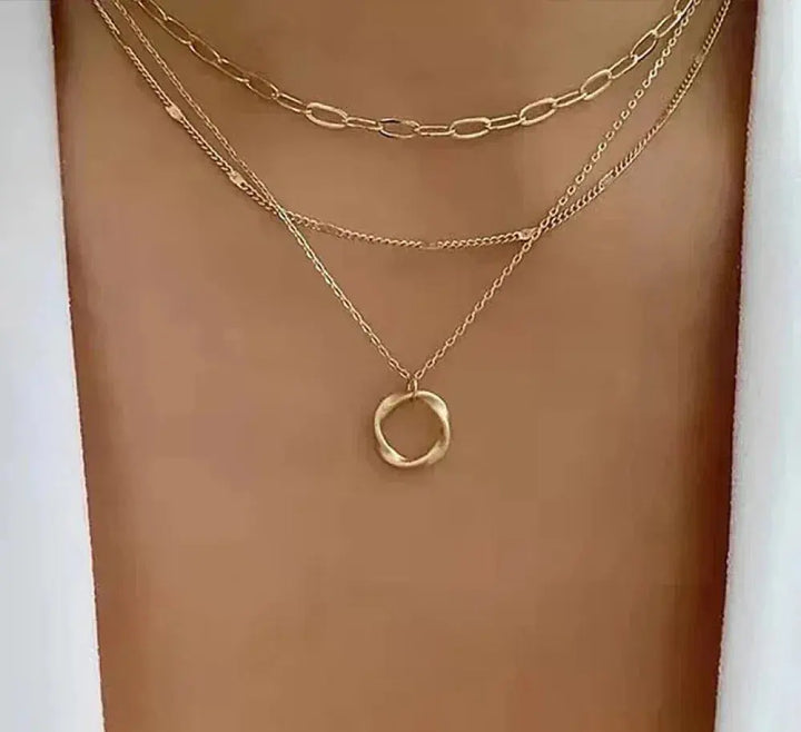 Saga Halsband i Tre Lager med Hänge